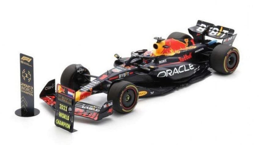 Spark Red Bull RB19 w. Pit Boards – 2023 Qatar Grand Prix Sprint Race – #1 M. Verstappen 1:12 Model Car